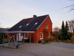 una casa de ladrillo rojo con techo negro en fewo1846 - Monteurswohnung Fuchsbau - preiswerte Wohnung mit 3 Schlafzimmern, en Flensburg