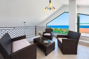Posezení v ubytování Beachfront Villa Rhodes SeaShell