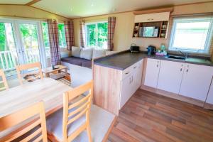 cocina y sala de estar con mesa y sofá en Hazel Glen 3 - Beauport Park - Hastings en Hastings