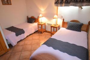 Zimmer mit 2 Betten und 2 Lampen an Tischen in der Unterkunft Résidence Marie Gros - 5 Pièces pour 8 Personnes 364 in Saint-Martin-de-Belleville