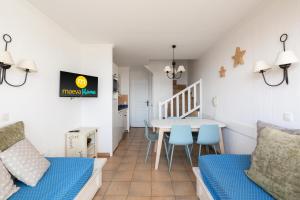 - un salon avec une table et une salle à manger dans l'établissement Les Appartements aux Restanques du Golfe de St Tropez - maeva Home - Appartem 04, à Grimaud