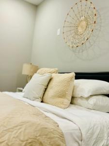 - une chambre avec un lit doté de draps et d'oreillers blancs dans l'établissement Incredible Private Room with King Bed and Bathroom, à Lithonia