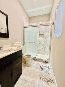 La salle de bains est pourvue d'une douche, de toilettes et d'un lavabo. dans l'établissement Incredible Private Room with King Bed and Bathroom, à Lithonia