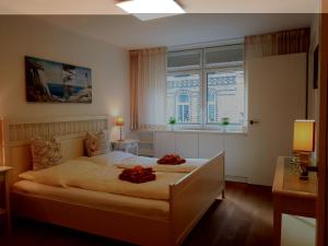 um quarto com uma cama grande e uma janela em fewo1846 - Residence Museumsberg - luxuriöse Wohnung mit 2 Schlafzimmern und 2 Bädern em Flensburg