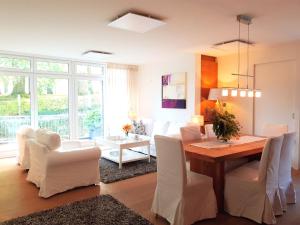 uma sala de estar com uma mesa e cadeiras brancas em fewo1846 - Residence Museumsberg - luxuriöse Wohnung mit 2 Schlafzimmern und 2 Bädern em Flensburg