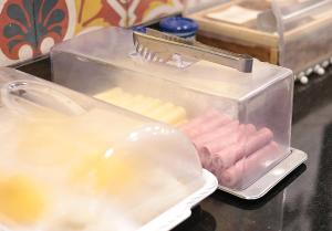 a container of hot dogs and other food on a counter at HOTEL CAROLINE in Timon +39 photos