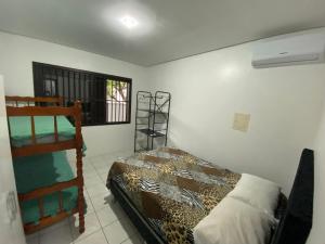 um quarto com uma cama e uma escada em Apartamento Principado em Torres