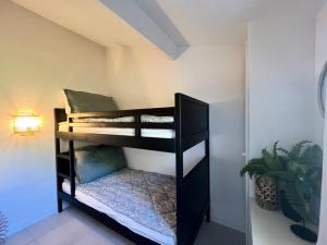 2 łóżka piętrowe w pokoju z rośliną w obiekcie Résidence Les Parcs de Grimaud - maeva Home - Appartement 2 Pièces 4 Personnes - Sélection MAE-0194 w mieście Grimaud +21 zdjęć