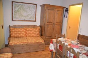 ein Wohnzimmer mit einem Bett und einem Tisch mit einem Tisch in der Unterkunft Résidence Jetay - 2 Pièces pour 6 Personnes 654 in Les Menuires