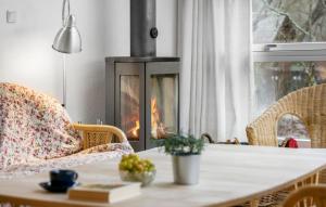 Posezení v ubytování Cozy Home In Højby With Wi-Fi