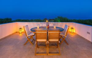 Balkón nebo terasa v ubytování Beachfront Villa Rhodes SeaShell