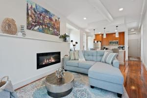 sala de estar con sofá azul y chimenea en Lux 1BR - Amazing Cafe - Views - Located near ALL en Cincinnati