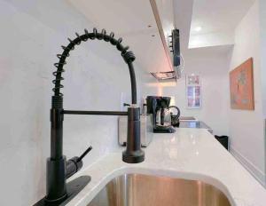 Η κουζίνα ή μικρή κουζίνα στο Luxury Penthouse , Private RoofDeck & Amazing View +31 φωτογραφίες
