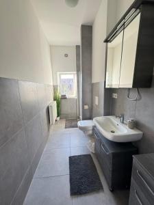 y baño con lavabo y aseo. en Gemütliche Retro Wohnung, en Bremerhaven