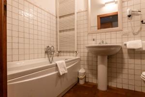 y baño con bañera y lavamanos. en Musella Winery & Relais, en San Martino Buon Albergo