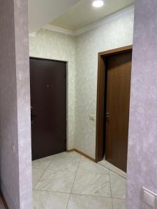 twee deuren in een kamer met een tegelvloer bij New & Fully Equipped Apartment in Gldani in Tbilisi City