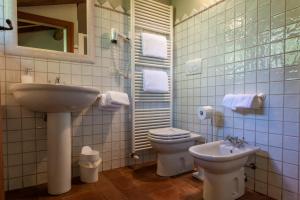 A bathroom at Musella Winery & Relais