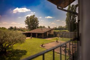 einen Balkon mit Blick auf ein Haus in der Unterkunft Musella Winery & Relais in San Martino Buon Albergo