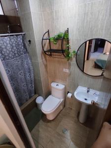 イカにあるHotel Kallma Adventuresのバスルーム(トイレ、洗面台、鏡付)