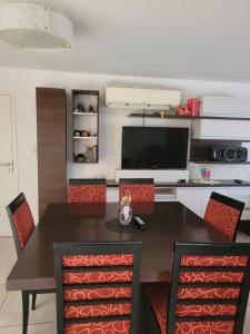 comedor con mesa y TV en La Gringa: Casa amplia, luminosa, dos habitaciones en Las Heras