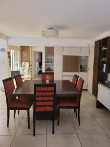 comedor con mesa y sillas en La Gringa: Casa amplia, luminosa, dos habitaciones en Las Heras
