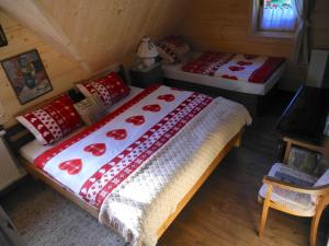 a bedroom with two beds in a cabin at Zrubový domček u Vincka 2 in Ždiar