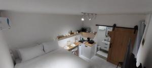 ein kleines Zimmer mit einem Bett und einer kleinen Küche in der Unterkunft Cosy studio with all amenities in Grand Baie + 3 Fotos