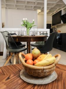 una cesta de fruta en una mesa de la cocina en Gite Urbain - La bulle de champagne - Parking, en Épernay