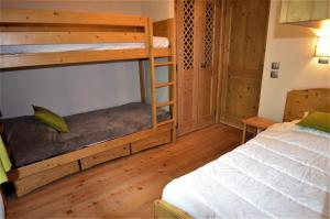 Tempat tidur susun dalam kamar di Chalet Adele - 3 Pièces pour 5 Personnes 934
