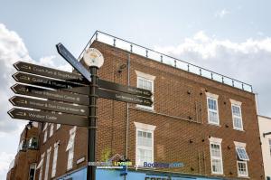 a street sign in front of a brick building at Windsor, 2 Bedroom Apartment By Sentinel Living Short Lets & Serviced Accommodation Windsor Ascot Maidenhead With Free WiFi in Windsor