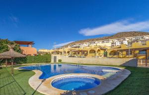 une grande piscine en face d'un bâtiment dans l'établissement Gorgeous Home In Cartagena With Wifi, à Carthagène