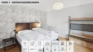 una camera da letto con un letto con cartelli di prezzo di NEU SandAPART32 - 3 tolle FeWos von 1-8 Pers mitten in der Altstadt a Bamberga