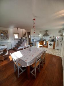Köök või kööginurk majutusasutuses TERRAZZA COCCODE' spazioso con vista mozzafiato!