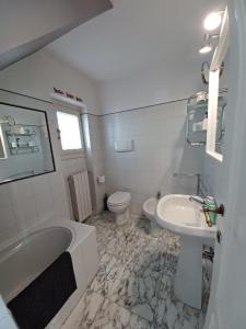 a bathroom with a tub and a sink and a toilet at TERRAZZA COCCODE' spazioso con vista mozzafiato! in Lucca
