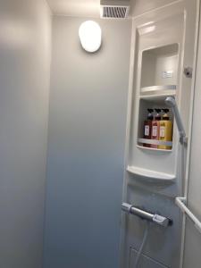 - un réfrigérateur avec une porte ouverte dans la chambre dans l'établissement Asakusa HomeSuites Tokyo, à Tokyo