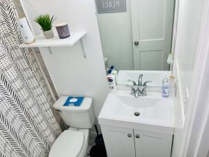 敖德薩的住宿－Melinas Paradise!，一间带水槽、卫生间和镜子的浴室