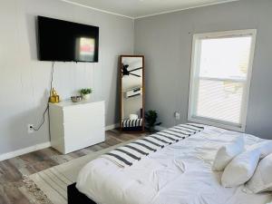 Un pat sau paturi într-o cameră la Melinas Paradise!