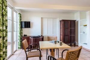 a dining room with a table and chairs at Village Sainte Luce, Martinique - maeva Home - Appartement 3 pièces 6 personnes - Sélection MAE-4074 in Sainte-Luce