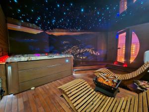 加来Le Chalet Loft Spa的墙上挂着星星的舞台