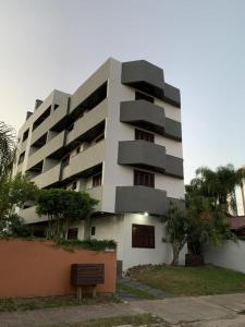 een wit gebouw met balkons aan de zijkant bij Apartamento Principado in Torres