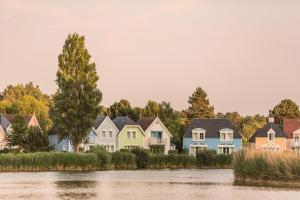 eine Reihe von Häusern neben einem Fluss in der Unterkunft Résidence Belle Dune - maeva Home - Appartement 2 pièces 4 personnes - Sélection MAE-9294 in Fort-Mahon-Plage