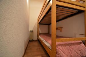 een slaapkamer met 2 stapelbedden in een kamer bij Résidence Carlines Ii - Studio pour 4 Personnes 354 in Les Menuires