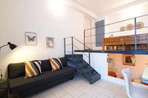 - un salon avec un canapé et un escalier en verre dans l'établissement PrimoPiano - Acerenza Flats, à Milan