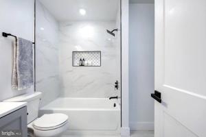 Koupelna v ubytování BrandNew Luxury Capitol Hill APT! Near Free Trolly