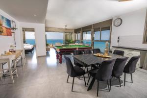 a dining room with a table and pool tables at Shamyam -שמיים- דירות מהממות על חוף הים עם ג'קוזי פרטי ובריכה במתחם in Netanya