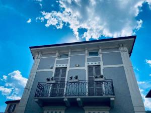 Villa Martina Retreat في ليكو: مبنى مع شرفة وسماء زرقاء