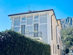 Casa blanca con balcón frente a una montaña en Villa Martina Retreat en Lecco