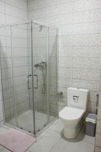La salle de bains est pourvue d'une douche et de toilettes. dans l'établissement WEYt1, à Sal Rei