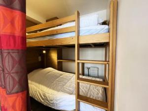 a couple of bunk beds in a small room at Résidence Oisans - Studio pour 4 Personnes 514 in Les Menuires