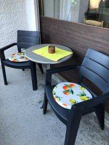 zwei Stühle, einen Tisch und zwei Tische und Stühle in der Unterkunft Ferienwohnung Aigisblick mit Pool und Sauna, direkt am Skihang in Missen-Wilhams